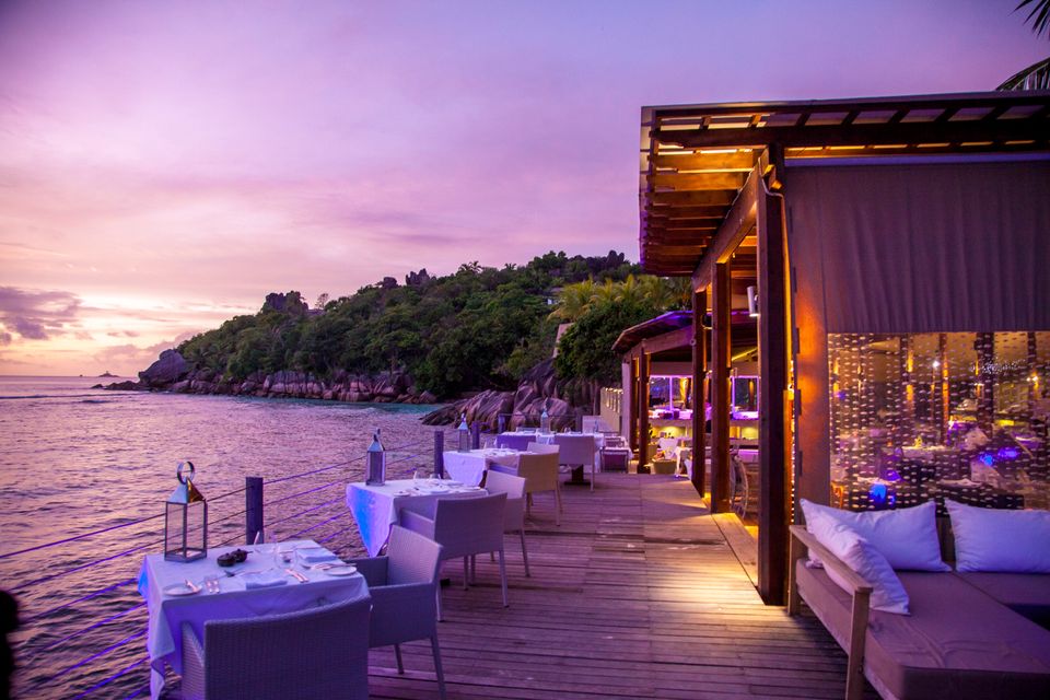 Seychellen La Digue Le Domaine de LOrangeraie Outside Dining.jpg - Jambo Safari Club