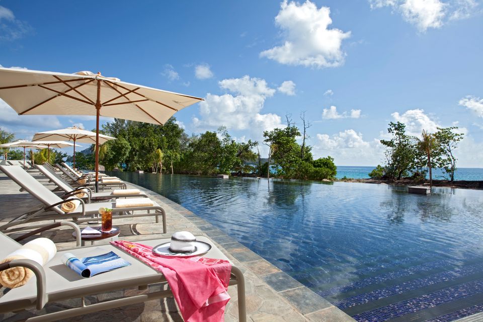 Seychellen Praslin Raffles Praslin Seychelles Infinity Pool CTS.jpg - Jambo Safari Club