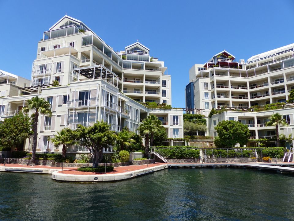 Zuid Afrika Kaapstad Waterfront Village Exterior MT 2.JPG - Jambo Safari Club