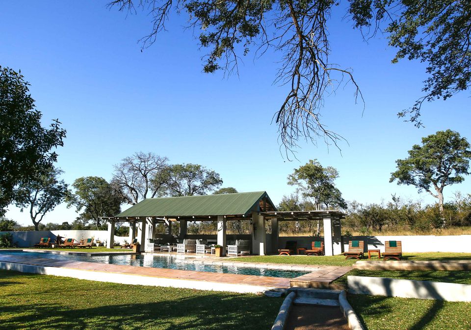 Zuid Afrika Sabi Sand Nottens Bush Camp Exterior Zwembad WE 2.jpg - Jambo Safari Club