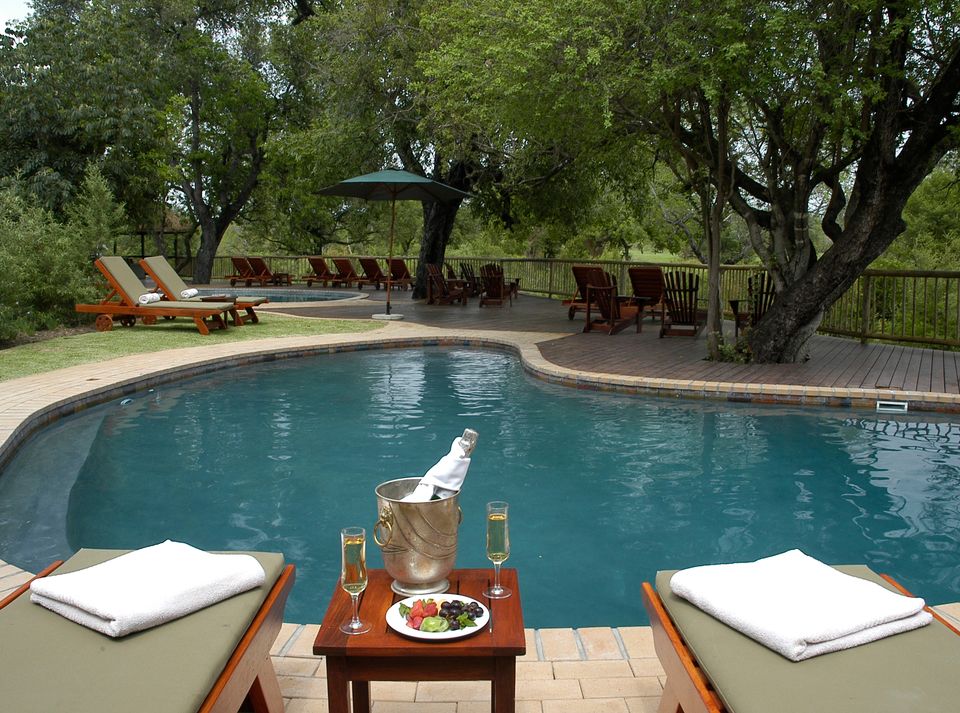 Zuid Afrika Sabi Sand Sabi Sabi Bush Lodge Exterior Zwembad WE.jpg - Jambo Safari Club