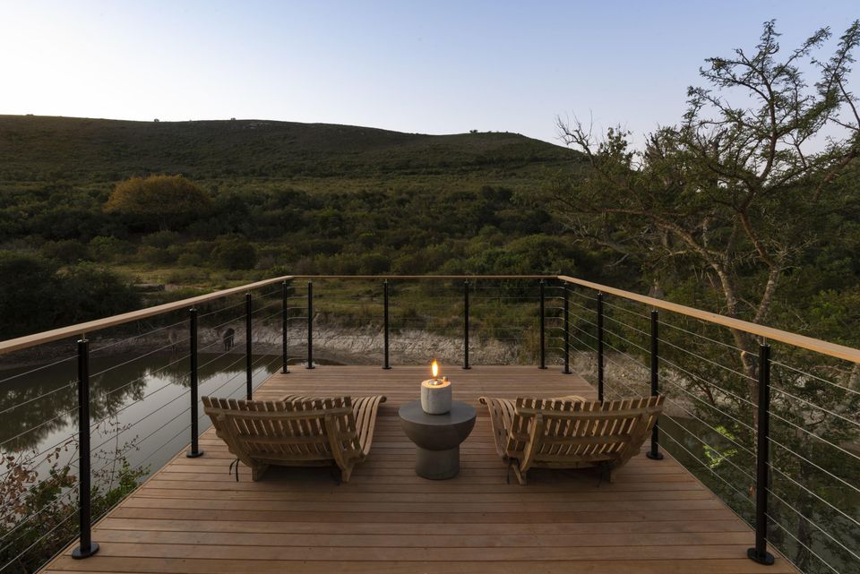 Zuid Afrika Shamwari Private Game Reserve Bayethe Tented Lodge Exterior Lounge Uitzicht WE.jpg - Jambo Safari Club