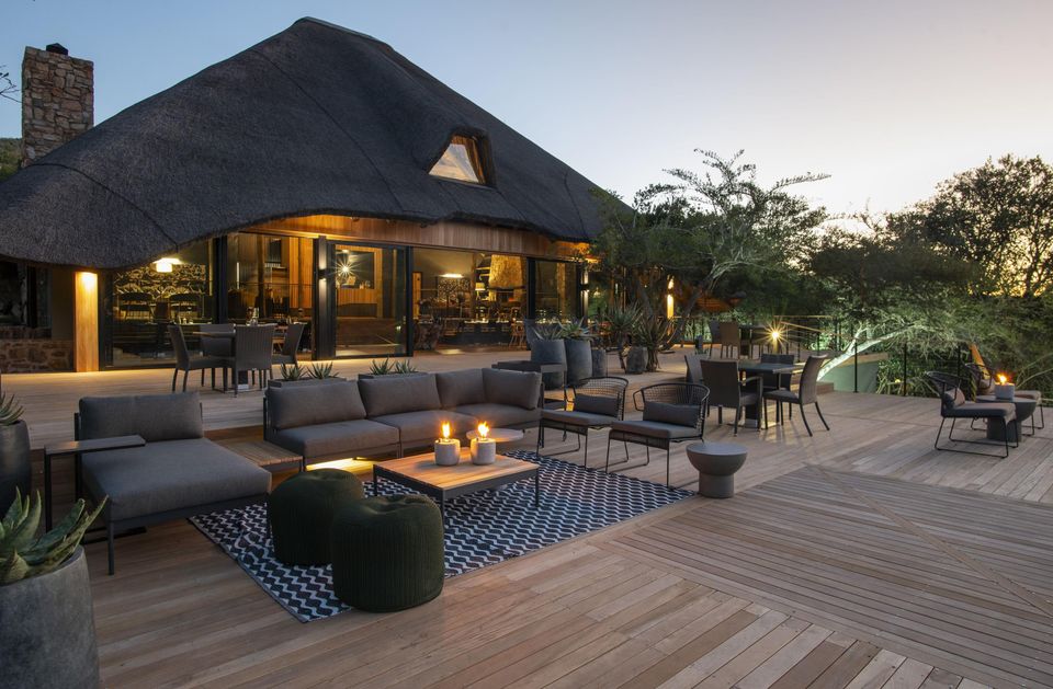 Zuid Afrika Shamwari Private Game Reserve Bayethe Tented Lodge Exterior Terras WE 1.jpg - Jambo Safari Club