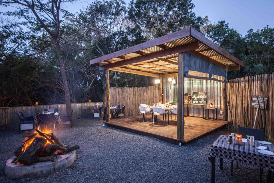 Zuid Afrika St Lucia Makakatana Bay Lodge Exterior Boma Dinner WE 1.jpg - Jambo Safari Club