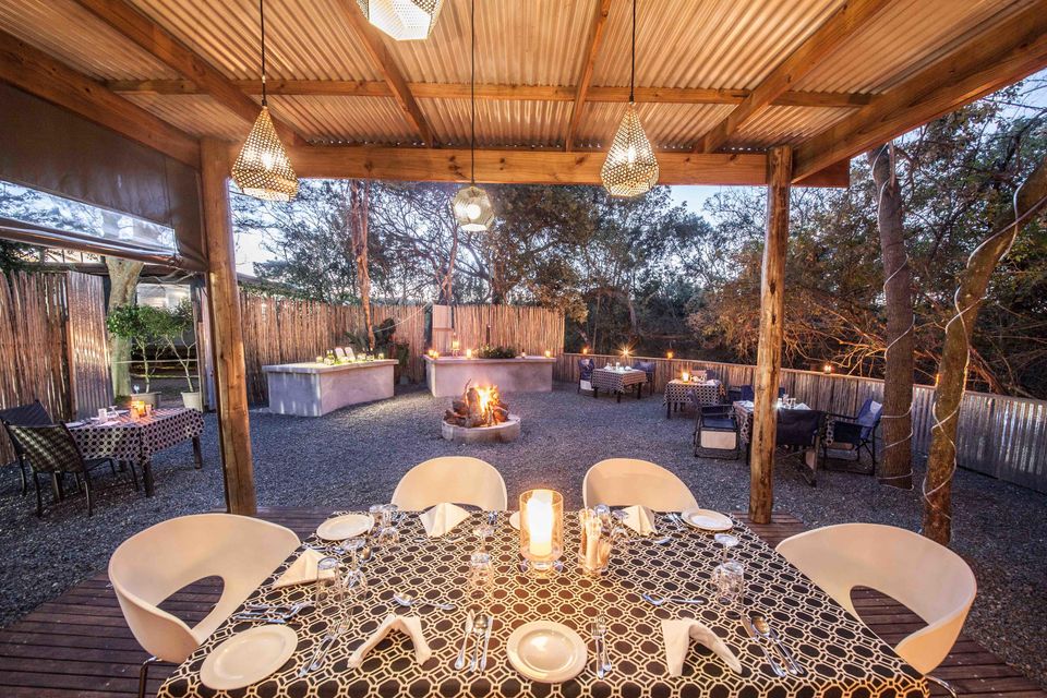 Zuid Afrika St Lucia Makakatana Bay Lodge Exterior Boma Dinner WE 2.jpg - Jambo Safari Club