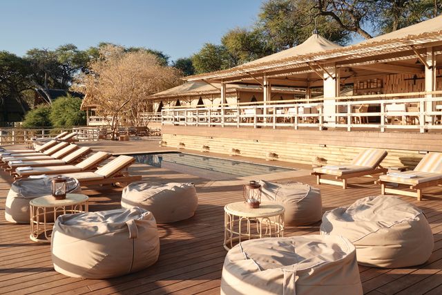 Botswana Savuti Belmond Savute Elephant Lodge zwembad terras BM.jpg - Jambo Safari Club