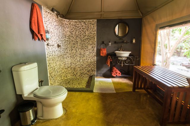 Malawi Lake Malawi Blue Zebra Island Lodge Lake Safari Tent badkamer WE 1.jpg - Jambo Safari Club