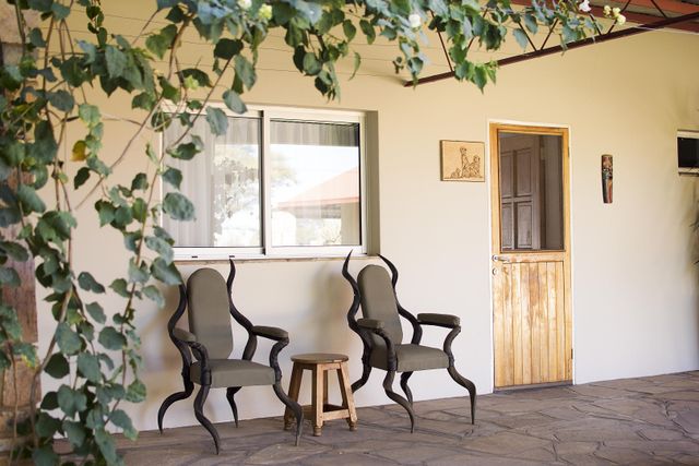 Namibie Bushmanland Dornhuegel Guest Farm Exterior Kamer WE.jpg - Jambo Safari Club