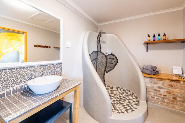 Namibie Etosha Etosha Safari Camp Bungalow Interior Badkamer WE.jpg - Jambo Safari Club