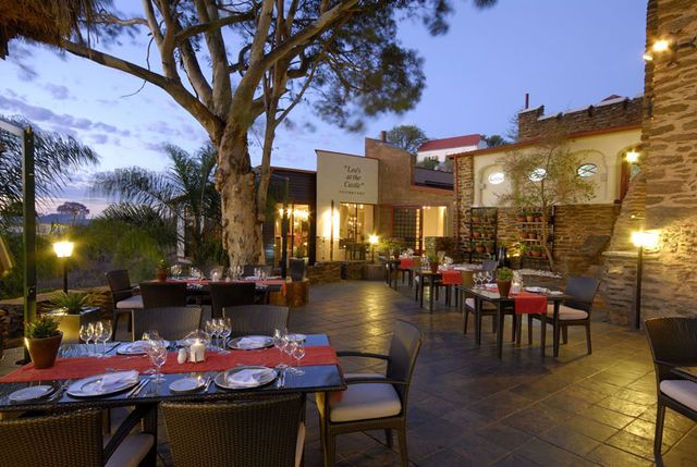 Namibie Windhoek Heinitzburg Hotel Restaurant Terras WS.jpg - Jambo Safari Club