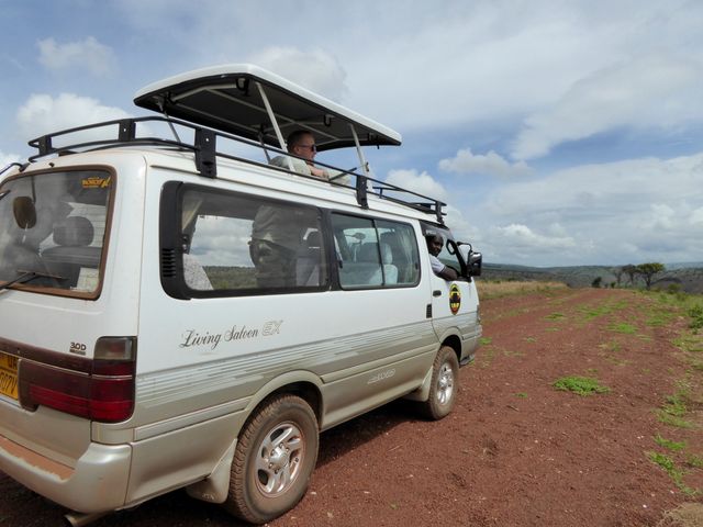 Oeganda Vervoer voertuigen Kazinga Tours 2p minivan exterieur KS 2.jpg - Jambo Safari Club