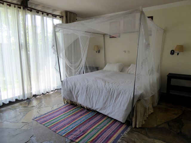 Rwanda Kigali Flame Tree Village kamer interieur KS.jpg - Jambo Safari Club