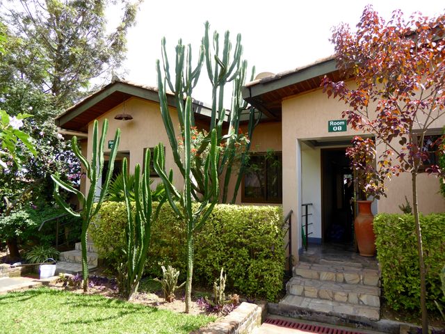Rwanda Kigali Flame Tree Village kamers exterieur KS.jpg - Jambo Safari Club