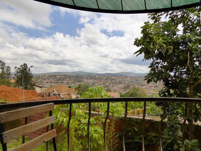 Rwanda Kigali Flame Tree Village uitzicht kamer KS.jpg - Jambo Safari Club