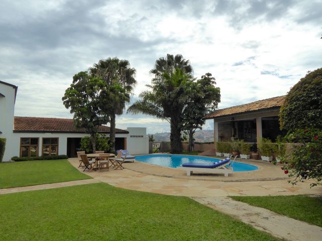 Rwanda Kigali Flame Tree Village zwembad en tuin KS.jpg - Jambo Safari Club
