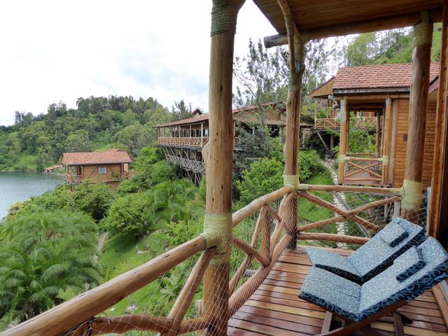 Rwanda Lake Kivu Cormoran Lodge balkon kamer KS.jpg - Jambo Safari Club