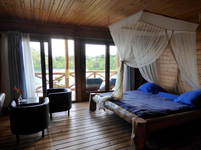 Rwanda Lake Kivu Cormoran Lodge kamer interieur KS.jpg - Jambo Safari Club