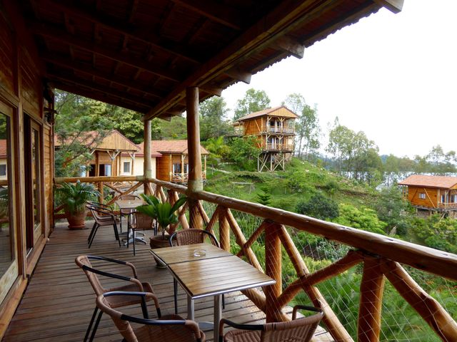 Rwanda Lake Kivu Cormoran Lodge terras restaurant KS.jpg - Jambo Safari Club