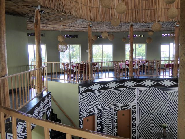Rwanda Nyungwe Forest Top View Hill Hotel eetgedeelte KS.jpg - Jambo Safari Club