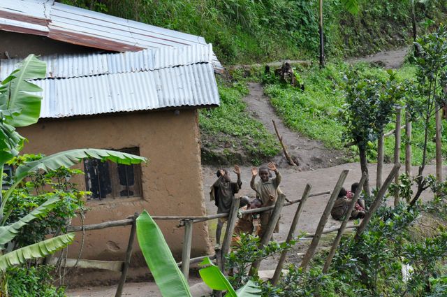 Rwanda Streetlife Nyungwe zwaaiende kindjes KS.jpg - Jambo Safari Club