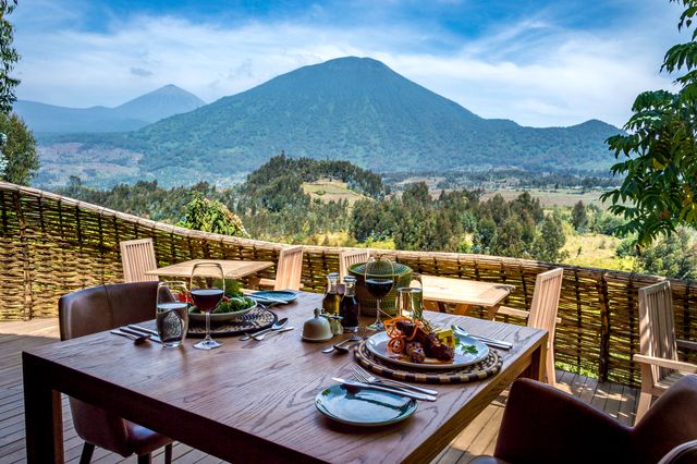 Rwanda Volcanoes National Park Bisate Lodge lunch uitzicht WS.jpg - Jambo Safari Club