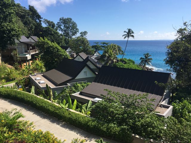Seychellen Mahe Carana Beach Hotel chalets exterieur LB 1.JPG - Jambo Safari Club