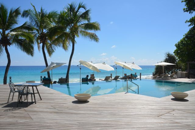 Seychellen Mahe Carana Beach Hotel zwembad LB 1.JPG - Jambo Safari Club