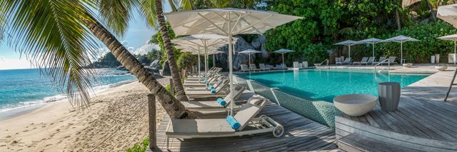 Seychellen Mahe Carana Beach Hotel zwembad strand CBH.jpg - Jambo Safari Club