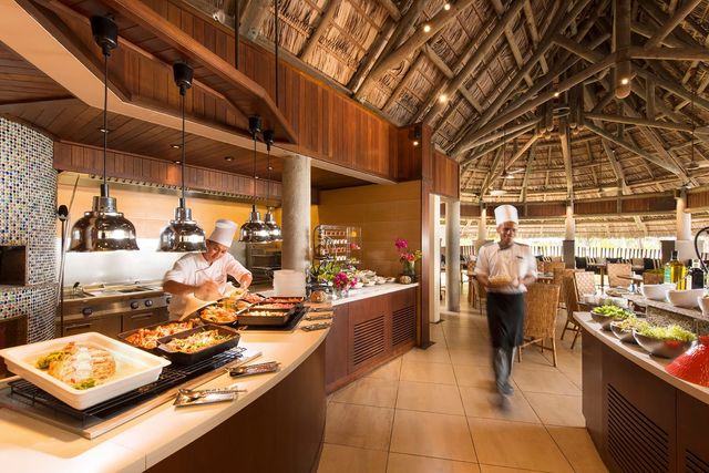 Seychellen Mahe Constance Ephelia Resort Restaurant Helios CHG 2.jpg - Jambo Safari Club