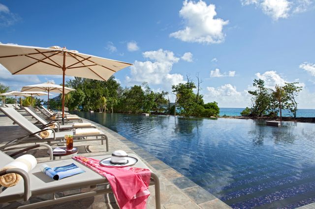 Seychellen Praslin Raffles Praslin Seychelles Infinity Pool CTS.jpg - Jambo Safari Club