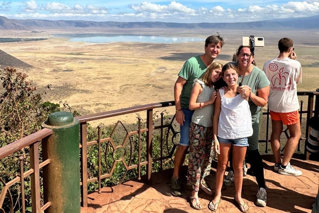 Tanzania Landschap Ngorongoro krater uitzicht familie met kinderen MC.jpg - Jambo Safari Club