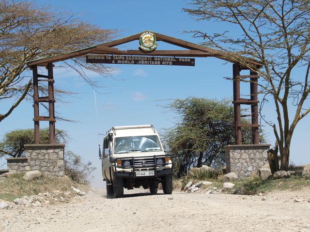 Tanzania Landschap Vervoer Serengeti entree voertuig TC 1.JPG - Jambo Safari Club