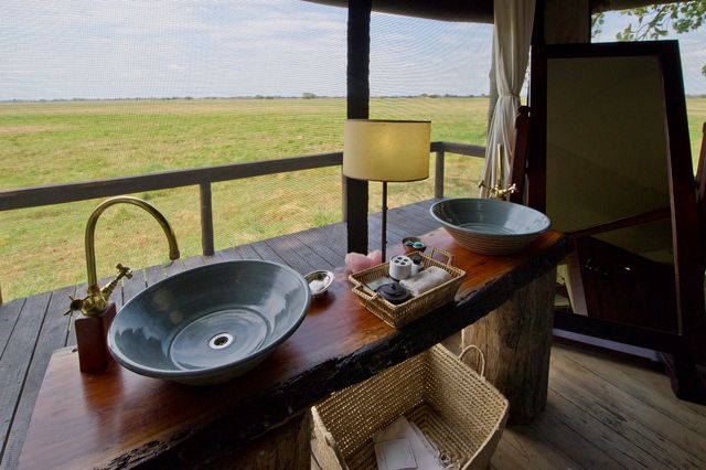 Zambia Kafue Busanga Plains Shumba Camp badkamer met uitzicht WS.jpg - Jambo Safari Club