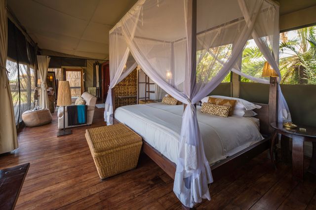 Zambia Kafue Busanga Plains Shumba Camp tent interieur WS 1.jpg - Jambo Safari Club
