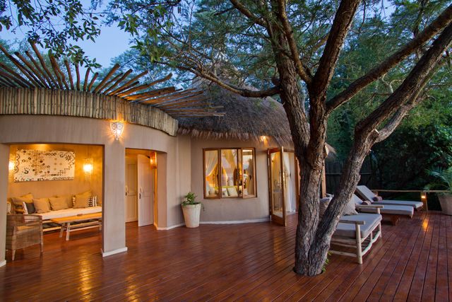 Zambia Livingstone Tongabezi River Cottages exterior terras T 2.jpg - Jambo Safari Club