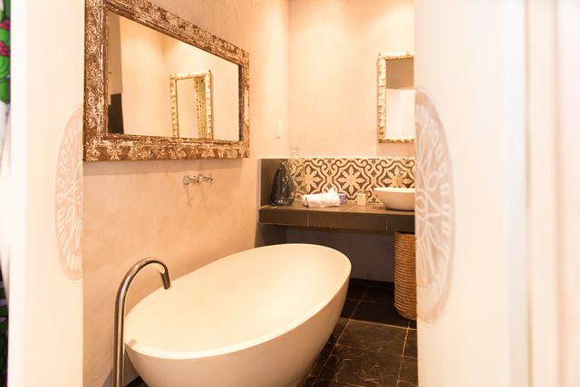 Zambia Lusaka Latitude15 standard room bathroom L15 2.jpg - Jambo Safari Club
