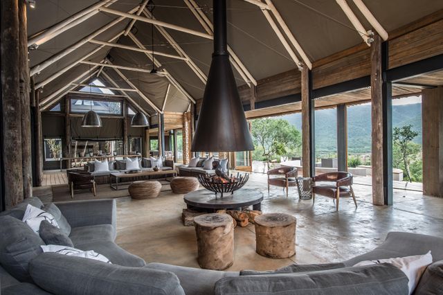Zuid Afrika Kariega Game Reserve Settlers Drift Interior Lounge WE.jpg - Jambo Safari Club