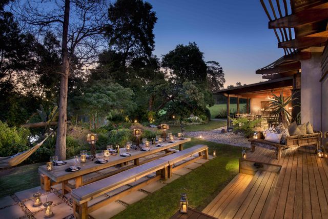 Zuid Afrika Plettenberg Bay Tsala Treetop Lodge  Exterior Terras Restaurant Zinzi WE.jpg - Jambo Safari Club