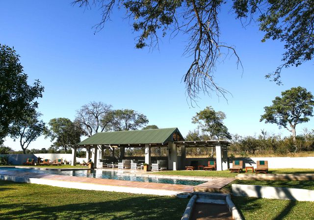 Zuid Afrika Sabi Sand Nottens Bush Camp Exterior Zwembad WE 2.jpg - Jambo Safari Club
