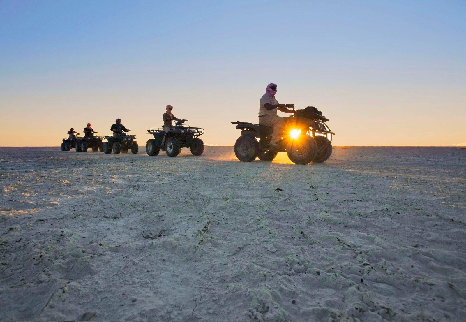 Botswana Activiteiten Makgadikgadi Pans quad bikes NS 1.jpg - Jambo Safari Club