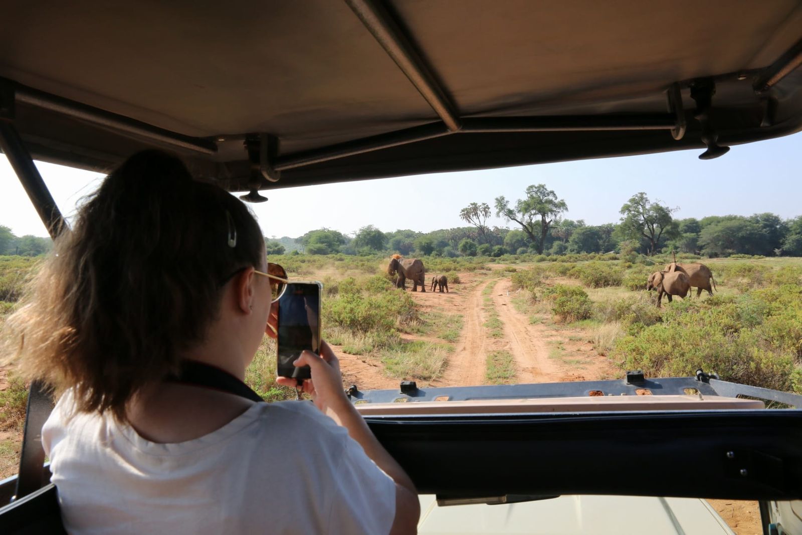 Marjolein Coenen in Kenia tijdens een gamedrive in Samburu in Kenia.
