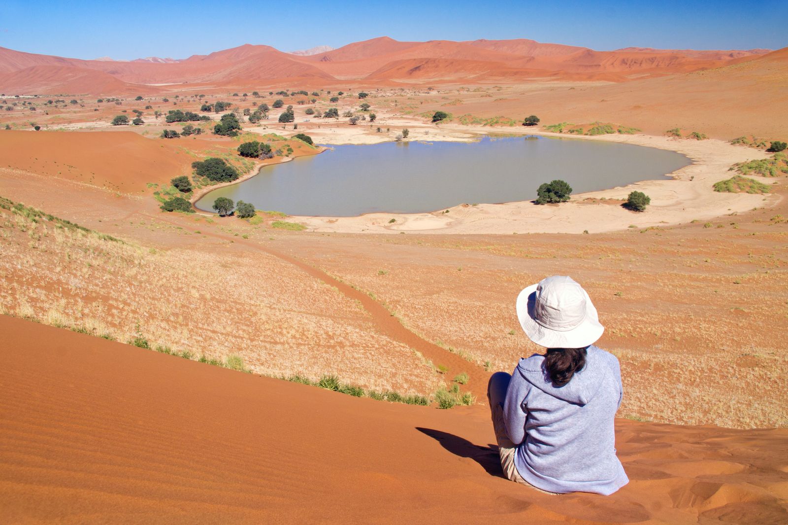 Namibie Landschap Sossusvlei Uitzicht Mensen 130070240 SH.jpg - Jambo Safari Club