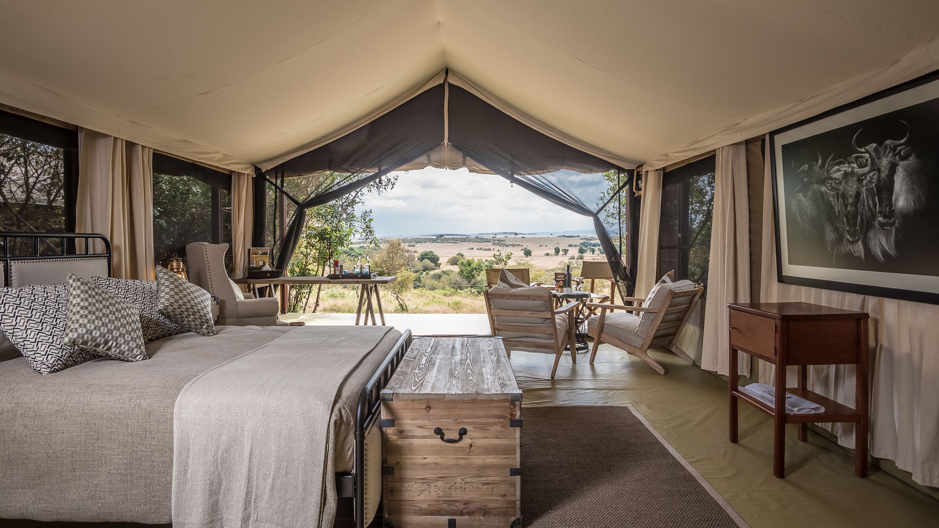 Kenia-Masai-Mara-Entim-Camp-tent-interior-met-uitzicht-EC (3).jpg