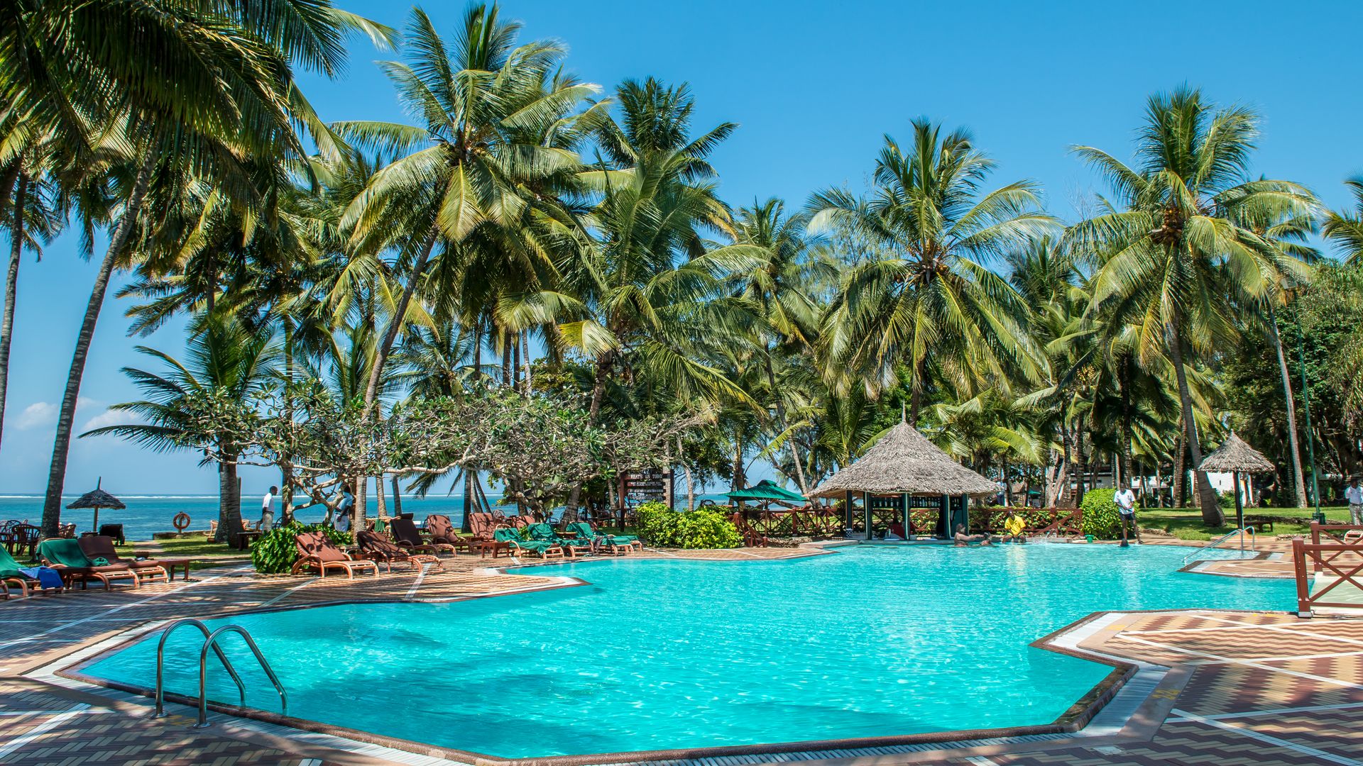 Kenia-Mombasa-Noordkust-Serena-Beach-Resort-Zwembad-S.jpg