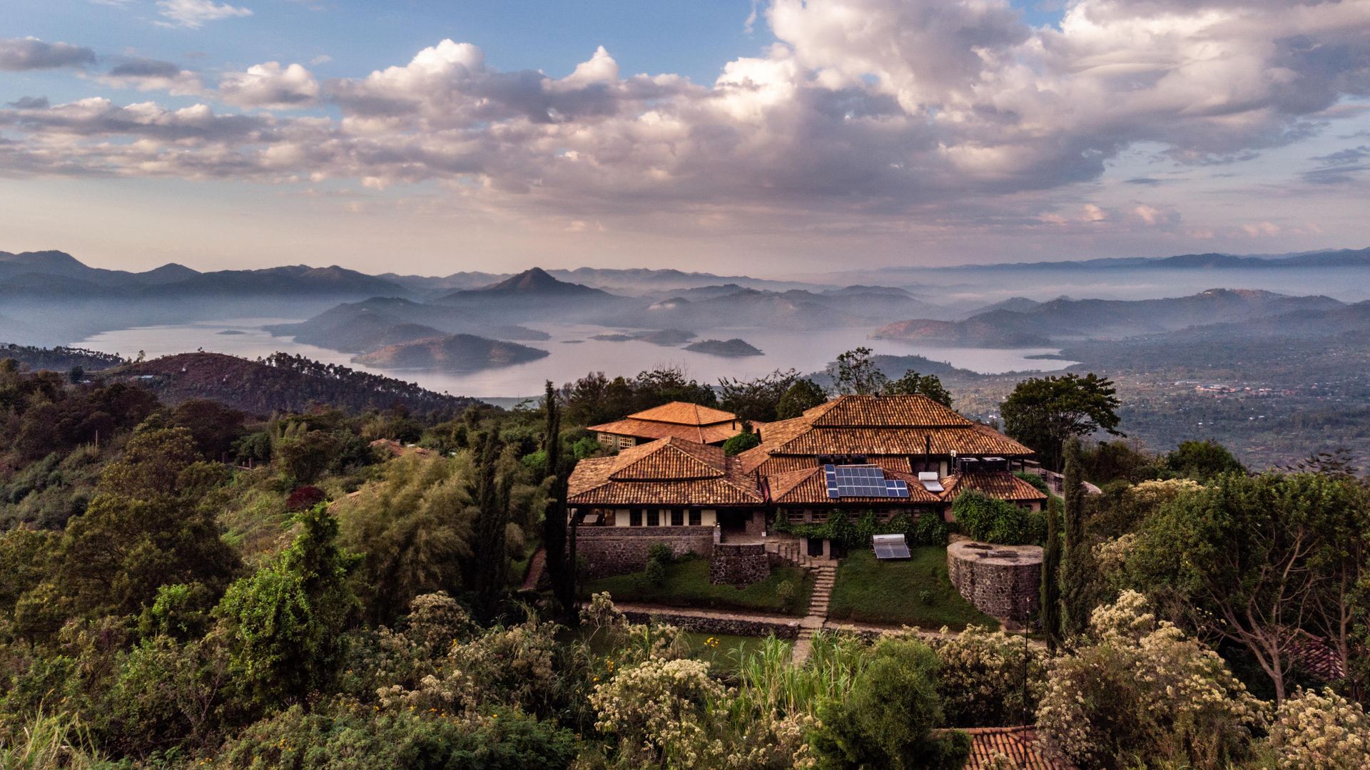 Rwanda Volcanoes National Park Virunga Lodge exterieur WE.jpg - Jambo Safari Club