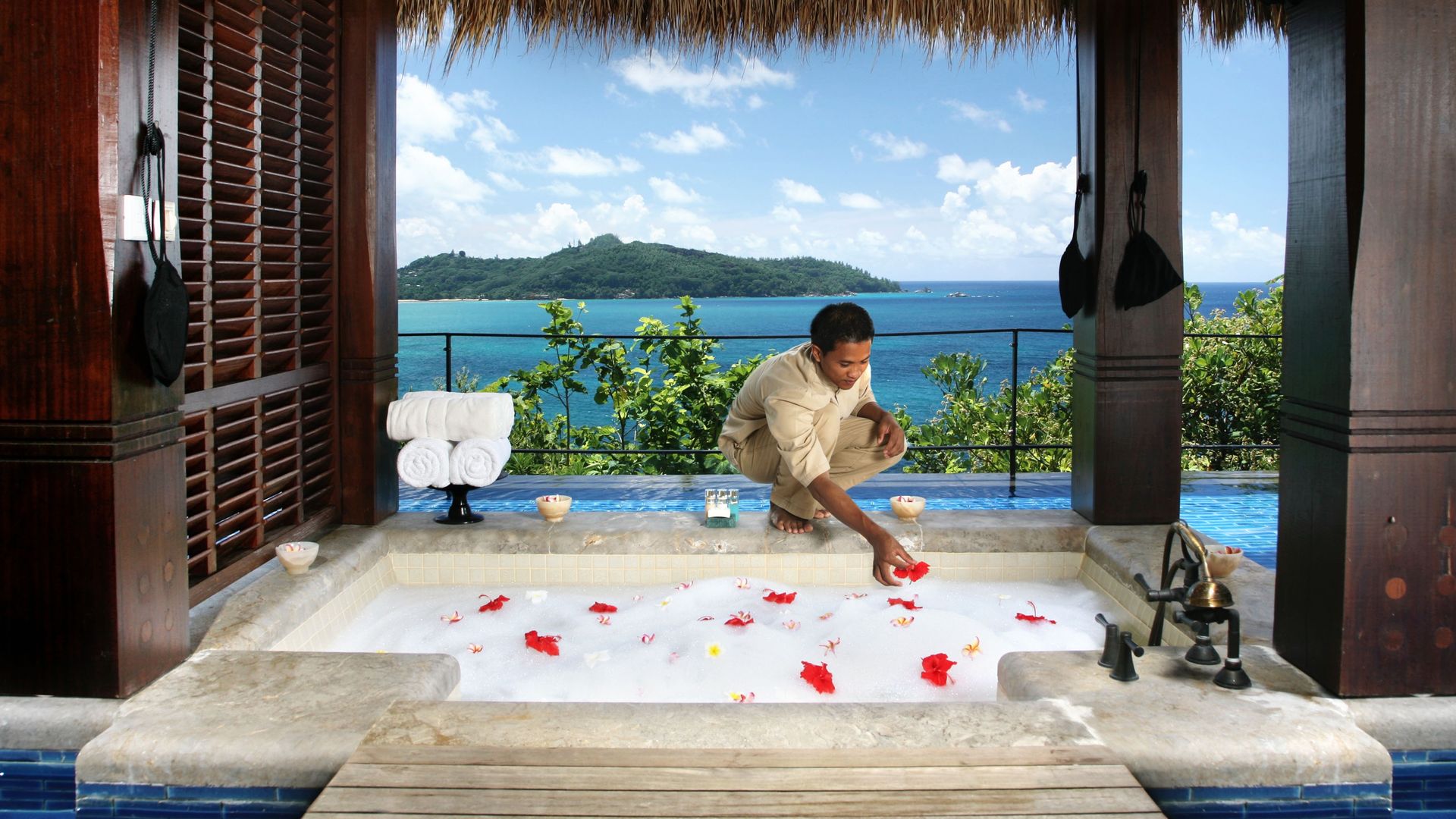 Seychellen-Mahé-Anantara- Maia-Villas-Premier-Ocean-View-Pool-Villa-Bathroom-AMS.jpg