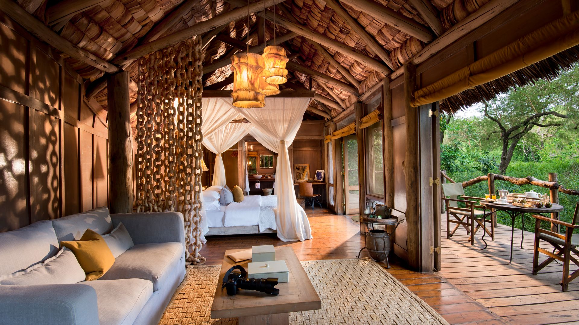 Tanzania-Lake-Manyara-&Beyond-Lake-Manyara-Tree-Lodge-kamer-interior-&B.jpg