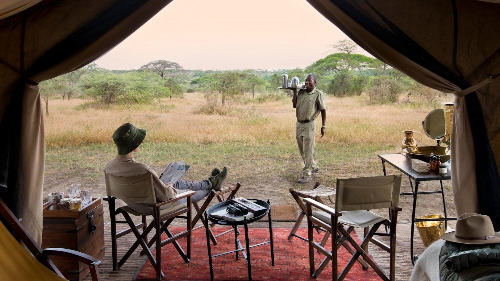 Tanzania-Ndutu-&Beyond-Serengeti-Under-Canvas-Tent-Interior-Terras-Uitzicht-Personeel-WE.jpg