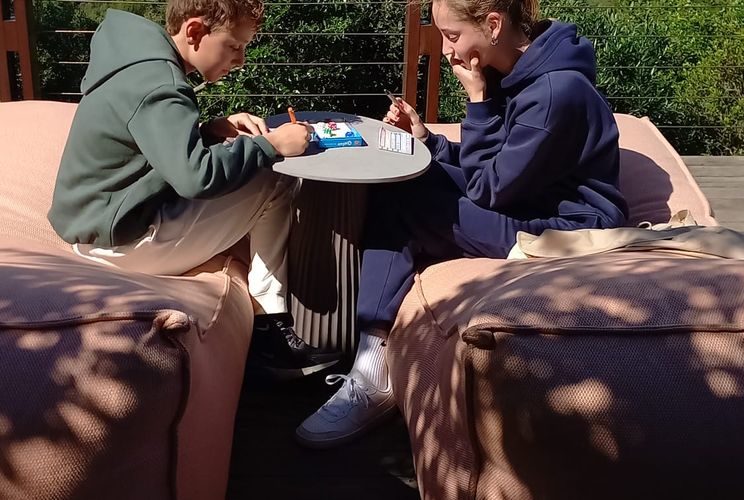Kinderen spelen een spelletje in Rhino Ridge Lodge in Zuid-Afrika.