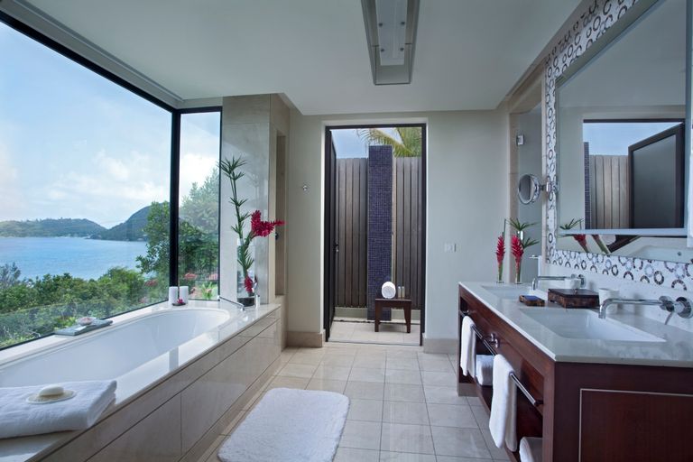 Seychellen Praslin Raffles Praslin Seychelles bathroom CTS 1.jpg - Jambo Safari Club
